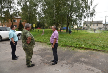 Александр Шагиев провел проверку уборки дворовых территорий в деревне Ушаково