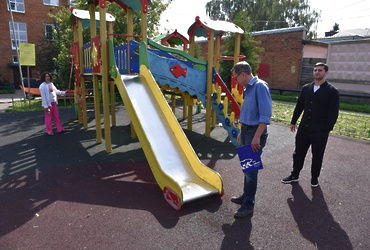 Партийцы провели уборки территории на одной из улиц поселка Лотошино