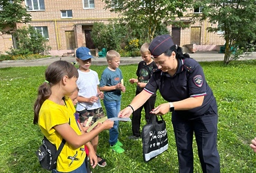 Сотрудники Госавтоинспекции ОМВД России по г.о. Лотошино провели  акцию «Мы гуляем во дворе–изучаем ПДД!»