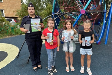 Сотрудники Госавтоинспекции г.о. Лотошино провели беседы на детских  площадках округа