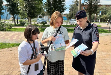 Полицейские в г.о. Лотошино провели профилактические беседы на детских  площадках и во дворах жилых домов