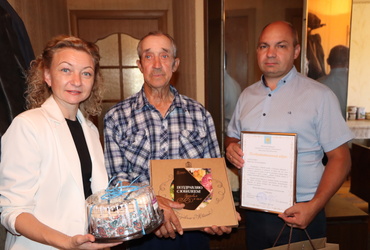 Жителя посёлка Новолотошино поздравили с юбилеем