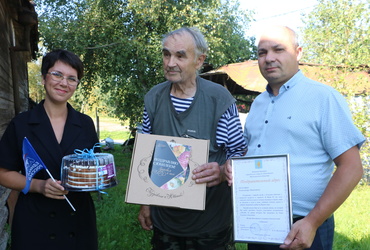 Жителя деревни Новошино поздравили с юбилеем