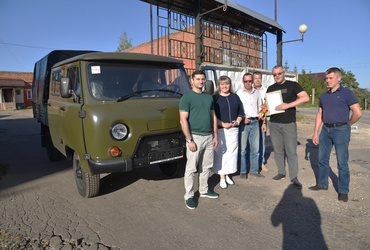 Екатерина Долгасова вручила директору Лотошинского ЖКХ ключи от нового автомобиля