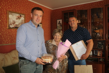 Жительницу поселка Лотошино поздравили с юбилеем
