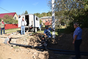 Александр Шагиев проверил выполнение работ по замене труб теплотрассы в Новолотошино