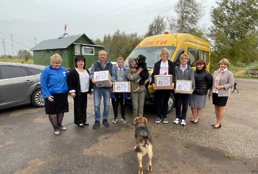 Единороссы в Лотошино передали помощь животным из приюта