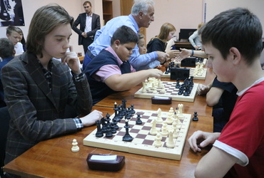 Лучшие шахматисты встретились на соревнованиях среди школьных команд округа