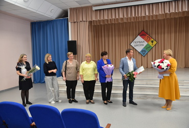 Алексей Куликов поздравил с юбилеем педагога‑психолога Лотошинской СОШ №1