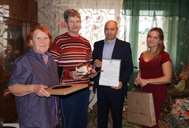 Жителя поселка Новолотошино поздравили с юбилеем