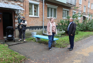 В рамках комплексных обходов дворовых территорий Александр Шагиев побывал на улице Микрорайон п. Лотошино