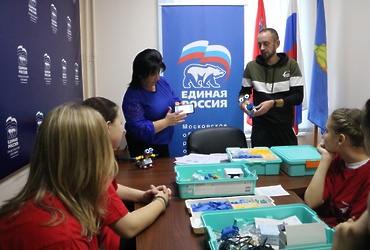 Мастер‑класс по робототехнике провели партийцы ко Дню отца