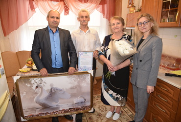 Администрация округа поздравила семью из посёлка Кировский с сапфировой свадьбой