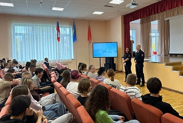 Сотрудники ОМВД России по г.о. Лотошино познакомили школьников со  своей профессией