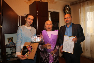 Жительницу поселка Лотошино поздравили с юбилеем