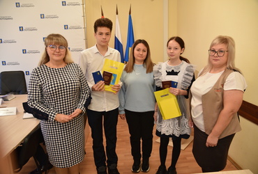 На оперативном совещании в администрации округа заслушали доклады руководителей и вручили паспорта