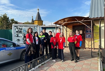 Сотрудники Госавтоинспекции ОМВД России по г.о. Лотошино рассказали  активистам «Движение Первых» о своей работе