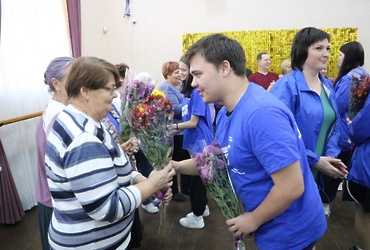 Партийцы поздравили бабушек и дедушек с наступающим праздником