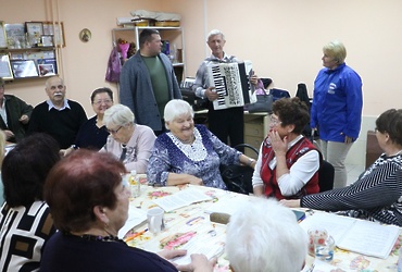 Лотошинские единороссы поздравили бабушек и дедушек с праздником