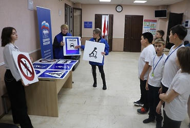 Партийцы напомнили детям о безопасности на дороге