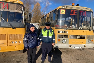 Сотрудники Госавтоинспекции проводят проверки автобусов