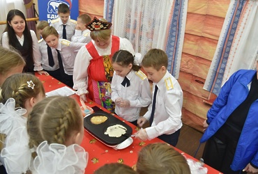Партийцы познакомили школьников с культурой разных народов