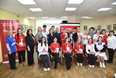 В лотошинской библиотеке вручили паспорта и сыграли в краеведческую игру в преддверии Дня народного единства