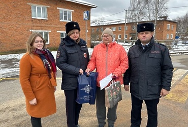 В г.о. Лотошино полицейские посетили членов семей сотрудников, погибших  при выполнении служебных обязанностей