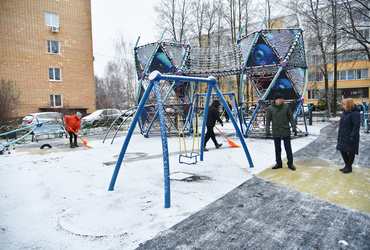 Вячеслав Попов проверил, как центр посёлка Лотошино убирают от снега