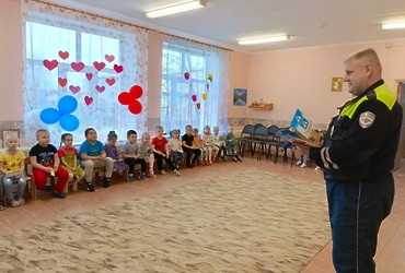 Сотрудники Госавтоинспекции ОМВД России по г.о. Лотошино провели  беседу в детском саду