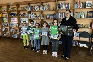 Сотрудники Госавтоинспекции провели мастер‑класс по изготовлению световозвращающих элементов с детьми