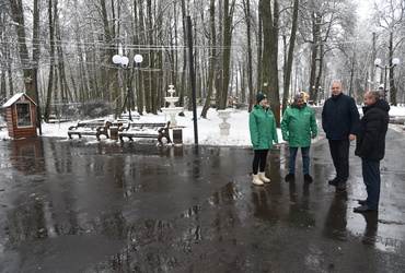 Александр Шагиев побывал в Лотошинском парке культуры и отдыха, где проверил качество уборки от снега