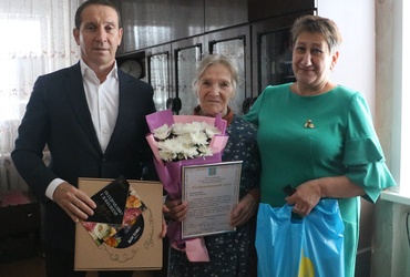 Жительницу поселка Новолотошино поздравили с юбилеем
