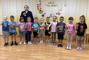 Сотрудники Госавтоинспекции и дошкольники сделали подарки для мам своими руками