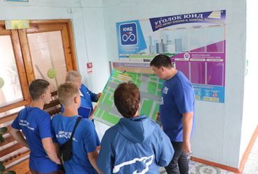 Уголок безопасности в гимназии проверили лотошинские партийцы