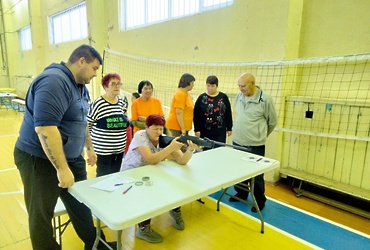 В преддверии Международного дня инвалидов зале поселка Кировский прошли соревнования