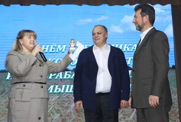 Работников сельского хозяйства округа поздравили с профессиональным праздником