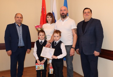 Постановление о предоставлении земельного участка вручили многодетной семье на традиционном оперативном совещании