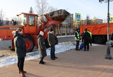 Вячеслав Попов проверил, как центр посёлка Лотошино убирают от снега