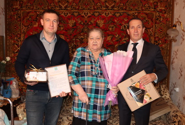 Жительницу поселка Лотошино поздравили с юбилеем