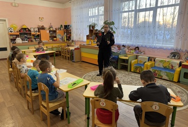 Сотрудники Госавтоинспекции провели занятие по ПДД с воспитанниками детского сада