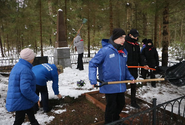 Партийцы провели уборку на мемориале в честь Дня неизвестного солдата