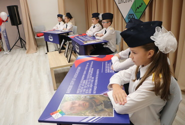 В Лотошинской школе № 1 состоялось открытие трех «Парт Героев»