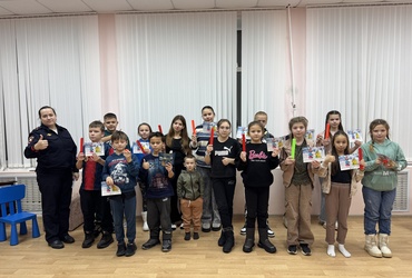 Сотрудники Госавтоинспекции провели занятие по ПДД с детьми