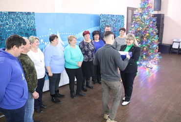 Екатерина Долгасова вручила подарки бойцу СВО