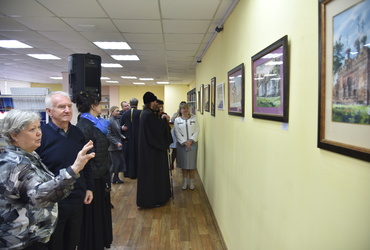 В Лотошино открылась выставка картин Ильяса Айдарова  «Святыни Лотошинского края»