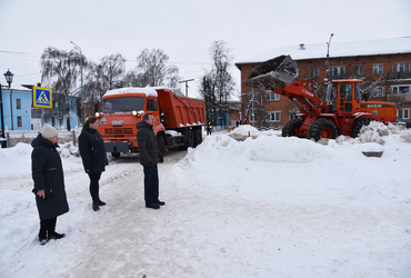 Вячеслав Попов проверил уборку снега и дворовые территории на улицах Калинина и Почтовая