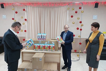 Подарки в преддверии Нового года вручат ученикам школ округа