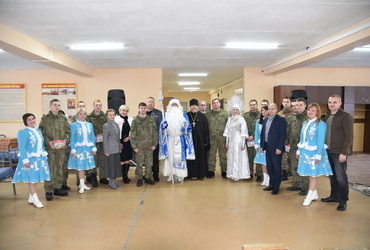 Солдаты и офицеры воинской части ПВО получили подарки и поздравления в преддверии праздников