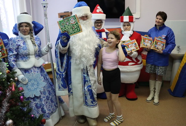 Лотошинские единороссы вручили подарки маленьким пациентам «Доброй комнаты»